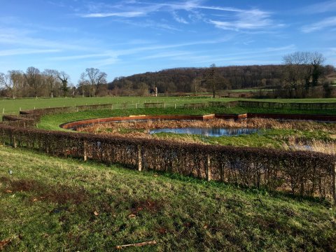 Chateau neercanne cortenstalen vijverrand limburgs landschap (2)