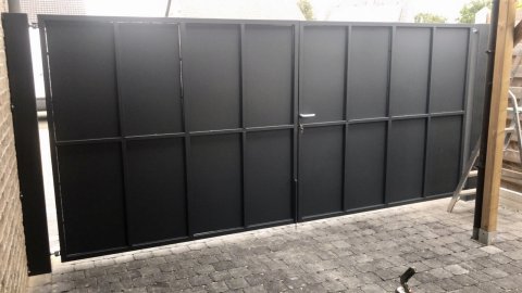 Grote stalen poort structuur poedercoat ral 7016 afsluitbaar met cilinderslot